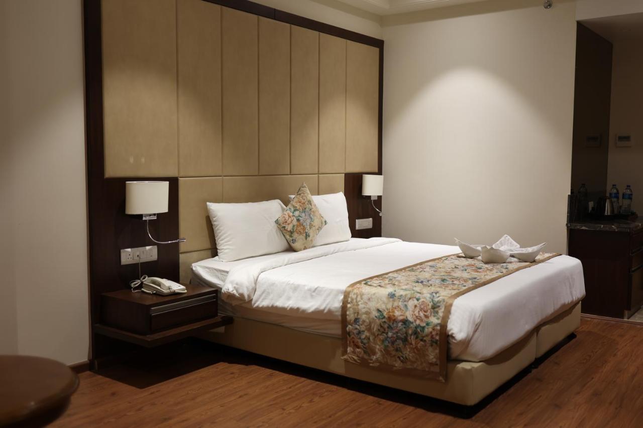 Pride Hotel Бопал Екстериор снимка